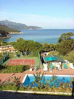 Vacances et gastronomie à l'Ile d'Elbe ? Hotel Casa Rosa avec piscine sur la plage de la Biodola