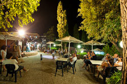 Immerso in un parco, a soli 100 mt della splendida spiaggia di sabbia finissima della Biodola è situato la Taverna Dei Pirati